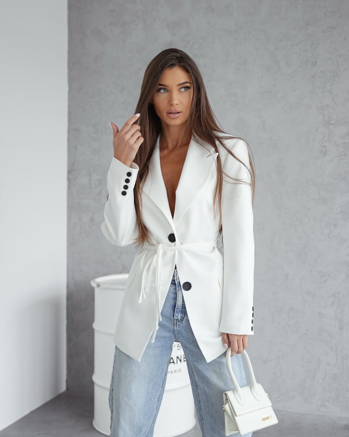 Me Gusta biała marynarka damska z wiązaniem