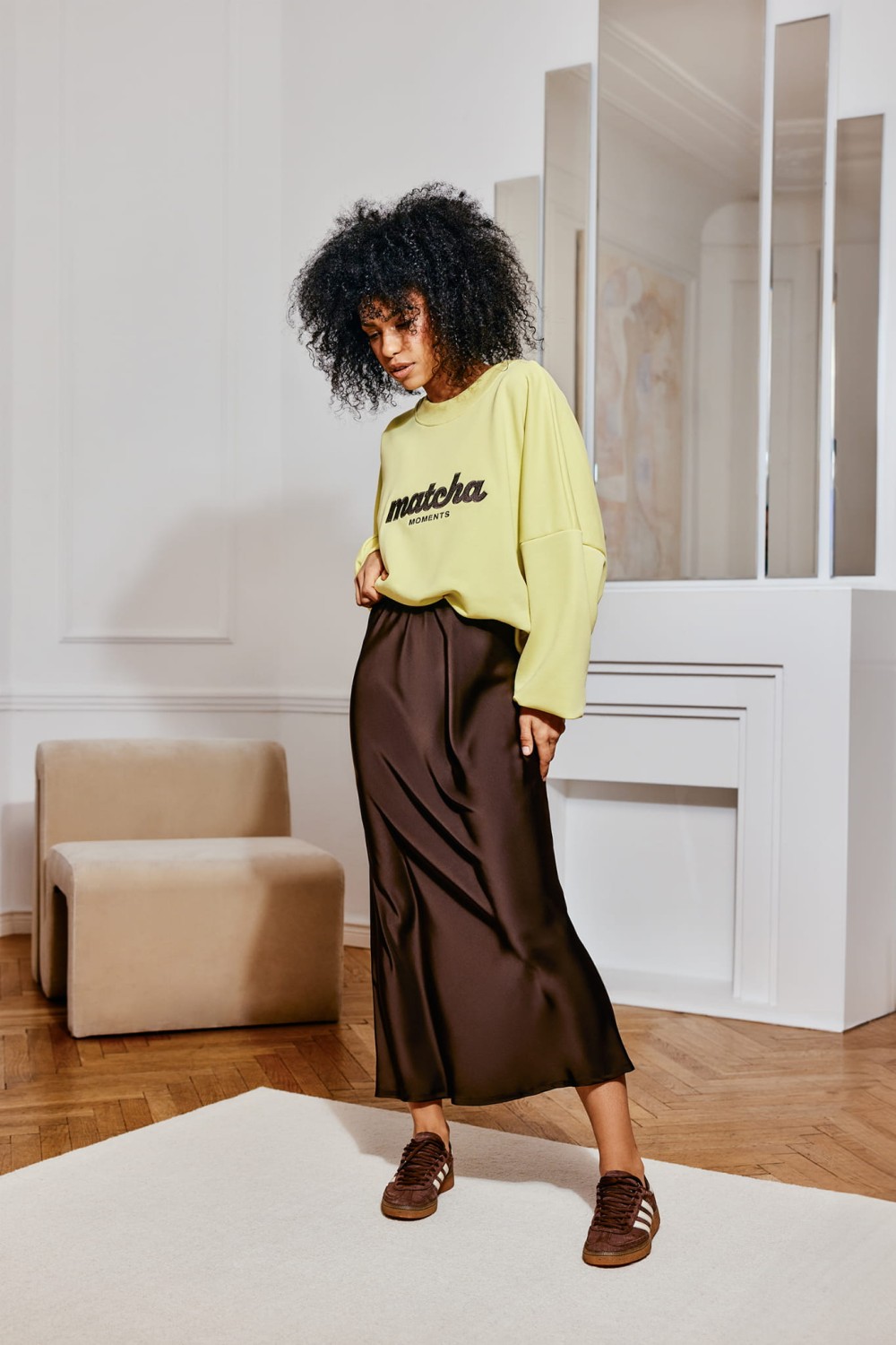 Brązowa spódnica damska satynowa - BOPOCO