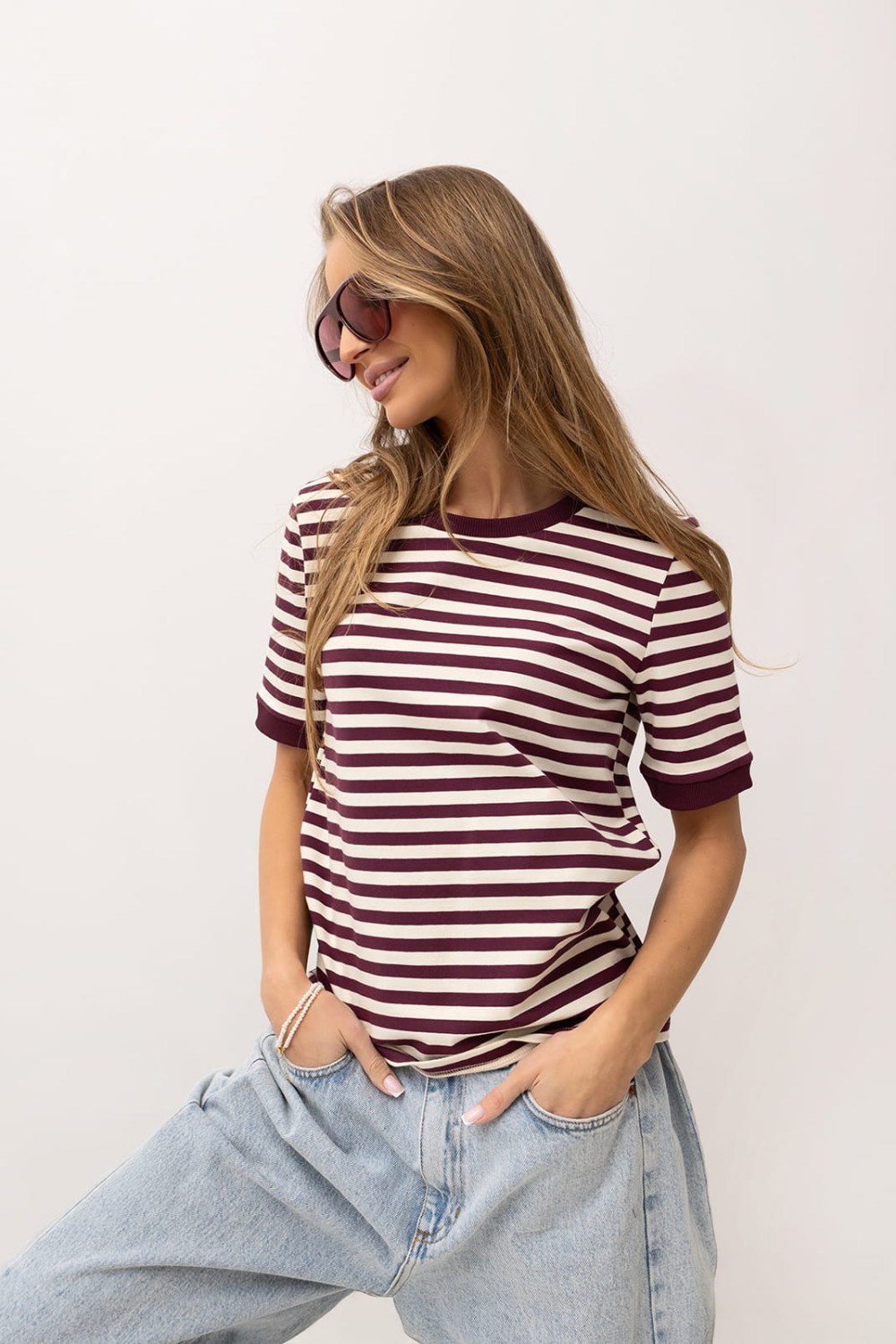 T-SHIRT DAMSKI W PASKI BORDOWO-BEŻOWE bOPOCO