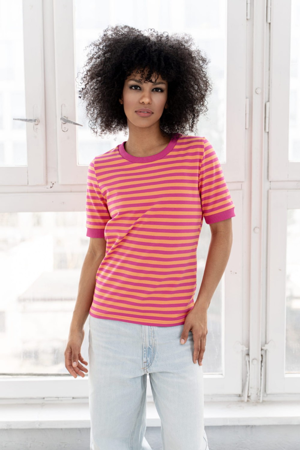 T-SHIRT DAMSKI W PASKI FUKSJOWO-POMARAŃCZOWE BOPOCO