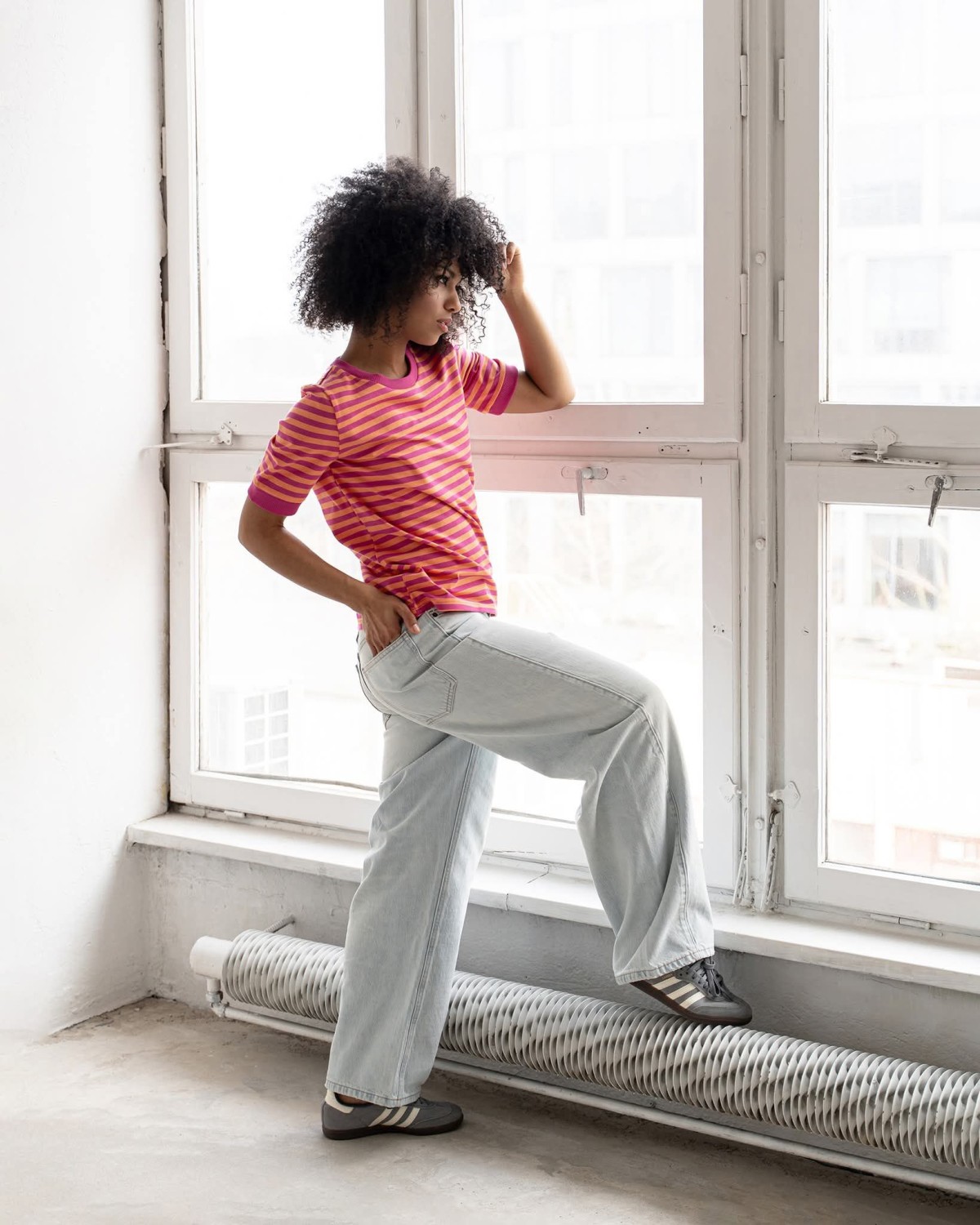 T-SHIRT DAMSKI W PASKI FUKSJOWO-POMARAŃCZOWE BOPOCO