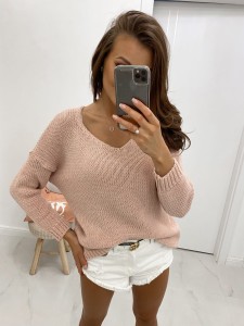 Sweter damski z dekoltem serek różowy TMC Moda    