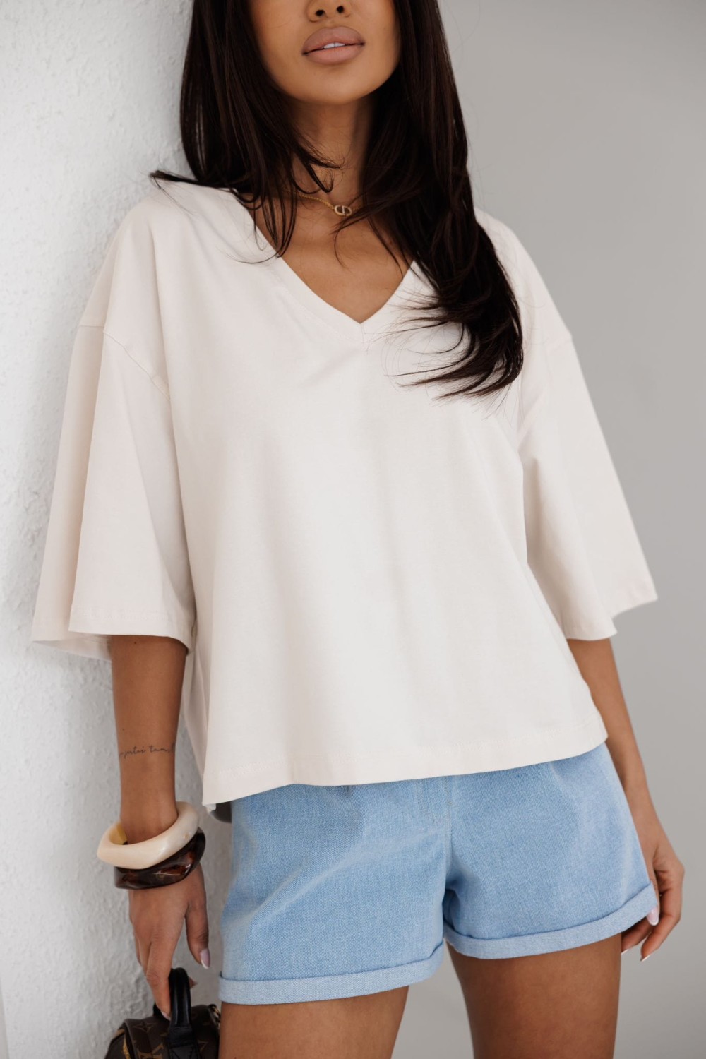 T-SHIRT DAMSKI BLUZKA DAMKSA Z DEKOLTEM Z SEREK BEŻOWY ME GUSTA