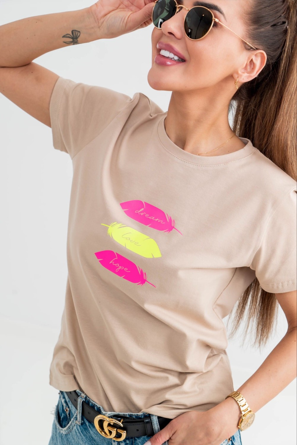 beżowy t-shirt z nadrukiem pióra tmc moda