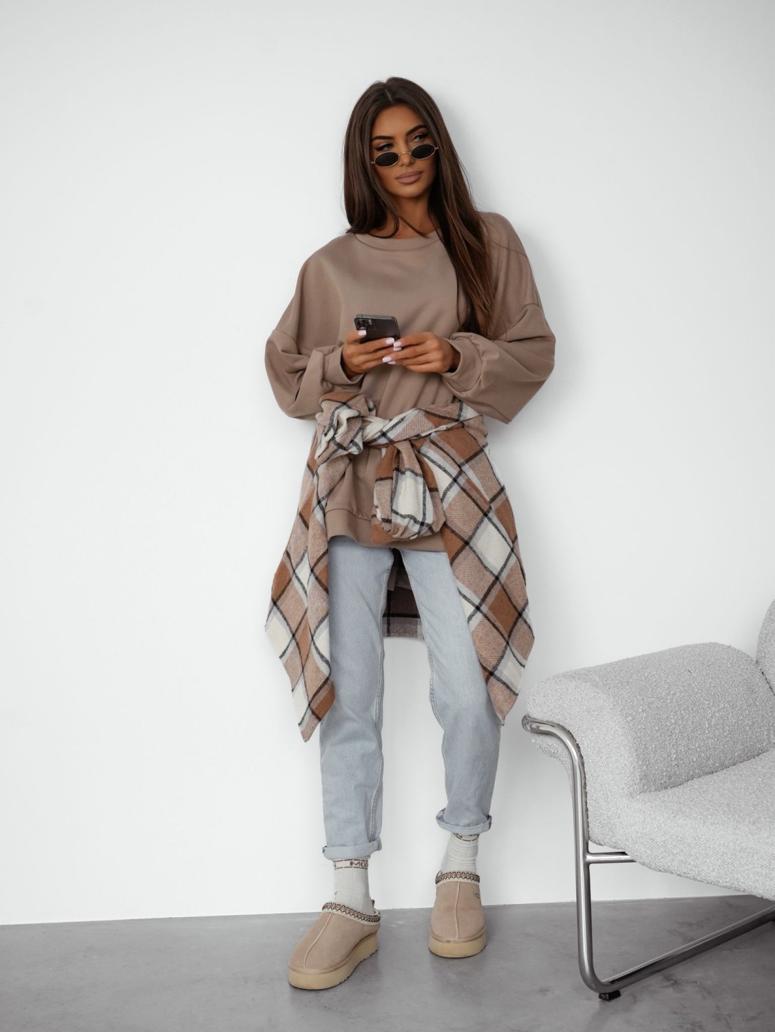 modna bluza damska oversize z naszywkami mucha beżowa ciemna me gusta