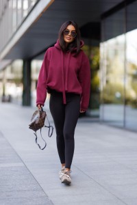 Bluza damska z regulacją dołem ocieplana oversize kaptur bordowa Me Gusta
