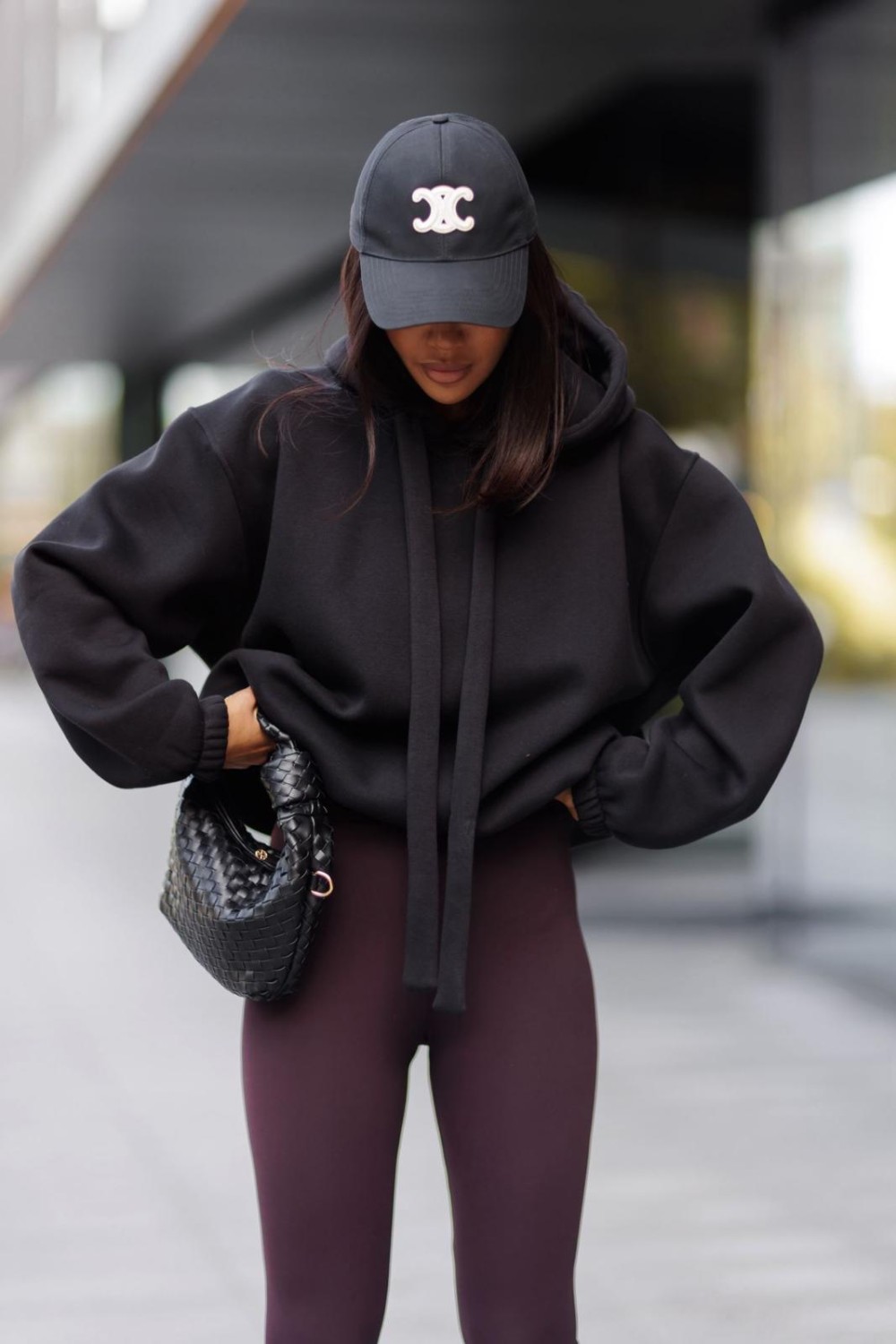 bluza damska z regulacją dołem ocieplana oversize kaptur czarna me gusta
