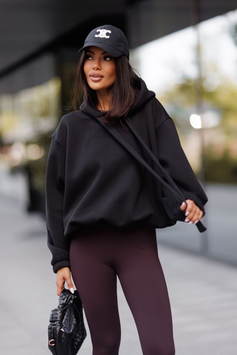 bluza damska z regulacją dołem ocieplana oversize kaptur czarna me gusta