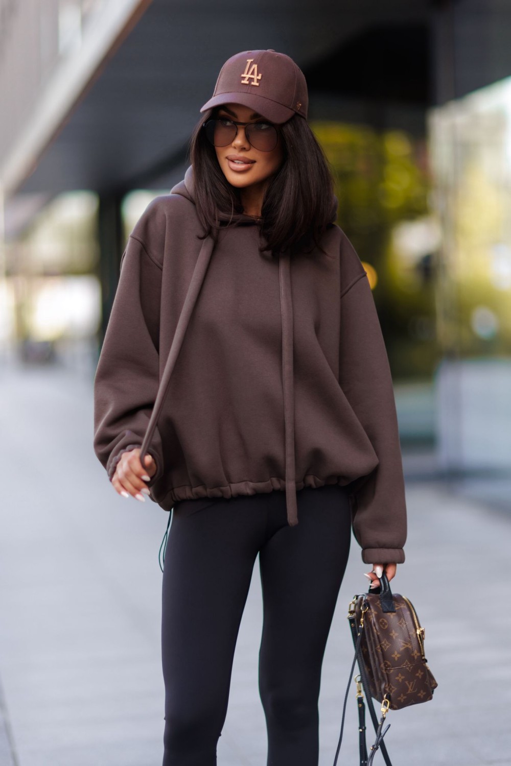 bluza damska z regulacją dołem ocieplana oversize kaptur brązowa me gusta