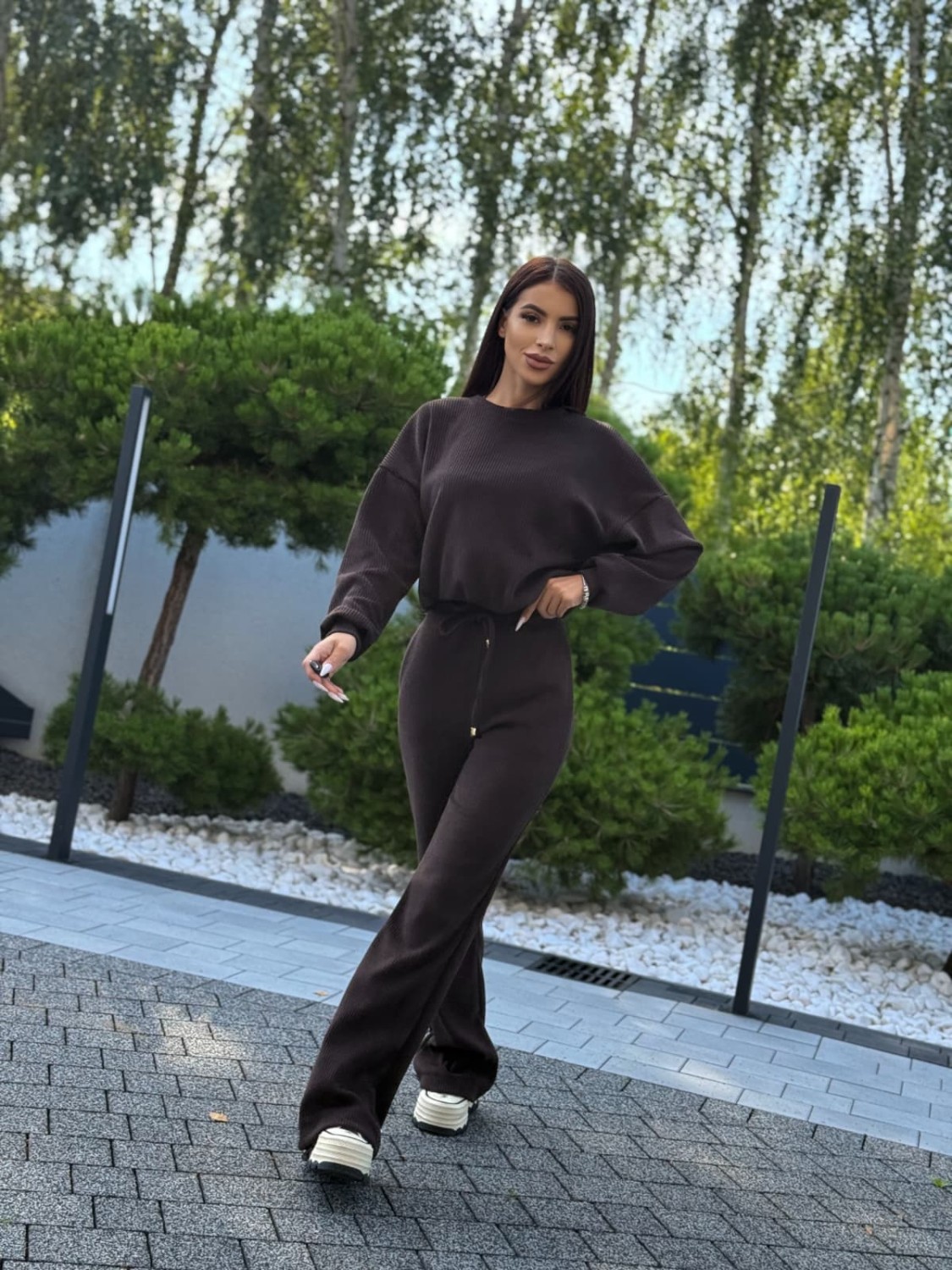 modny komplet damski sztruksowy szerokie szpodnie i bluza brązowy marina