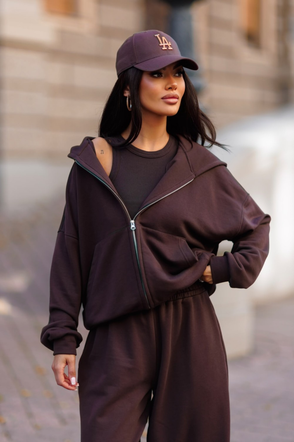brązowy dres damski szerokie spodnie i bluza kaptur zamek komplet dresowy me gusta