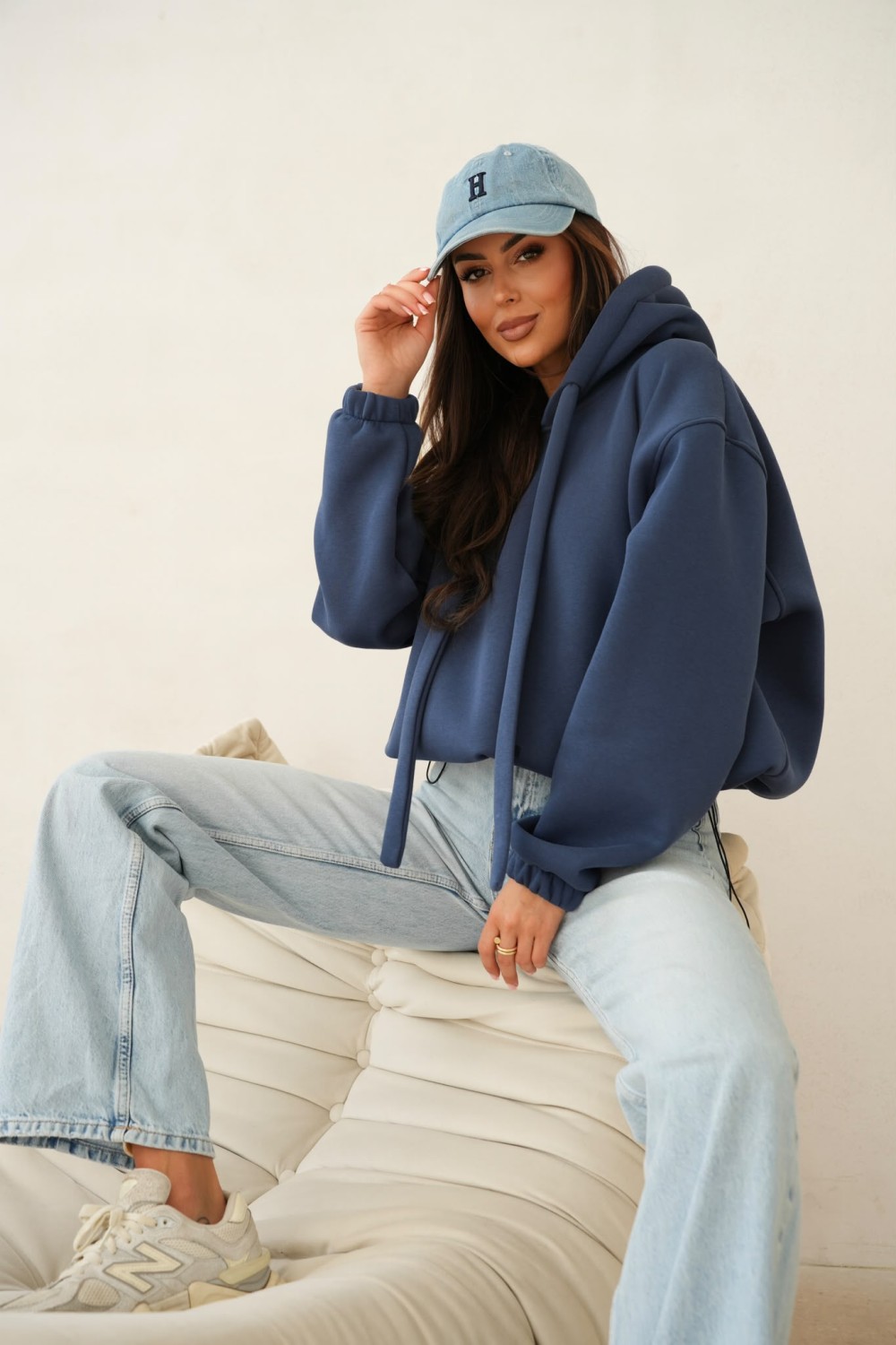 bluza damska z regulacją dołem ocieplana oversize kaptur granatowa me gusta