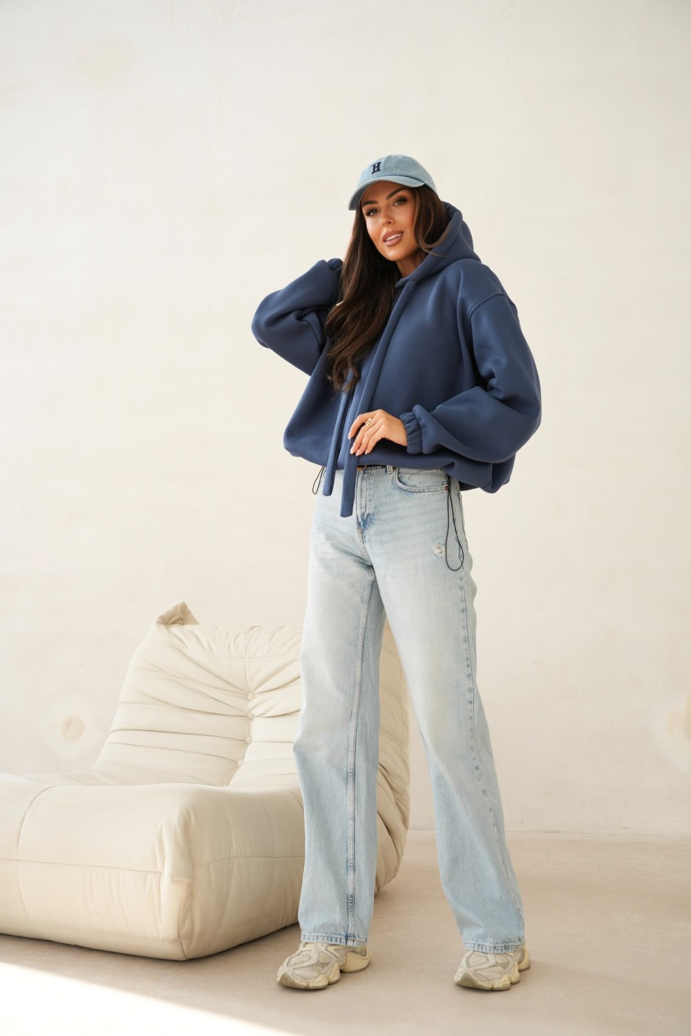 bluza damska z regulacją dołem ocieplana oversize kaptur granatowa me gusta