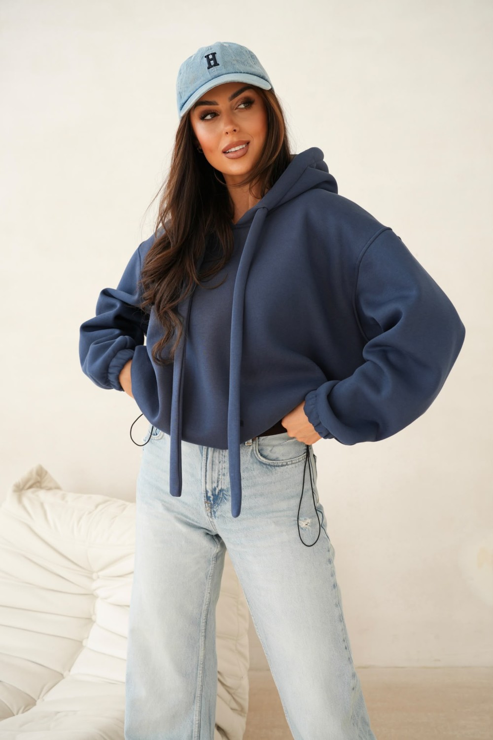 bluza damska z regulacją dołem ocieplana oversize kaptur granatowa me gusta