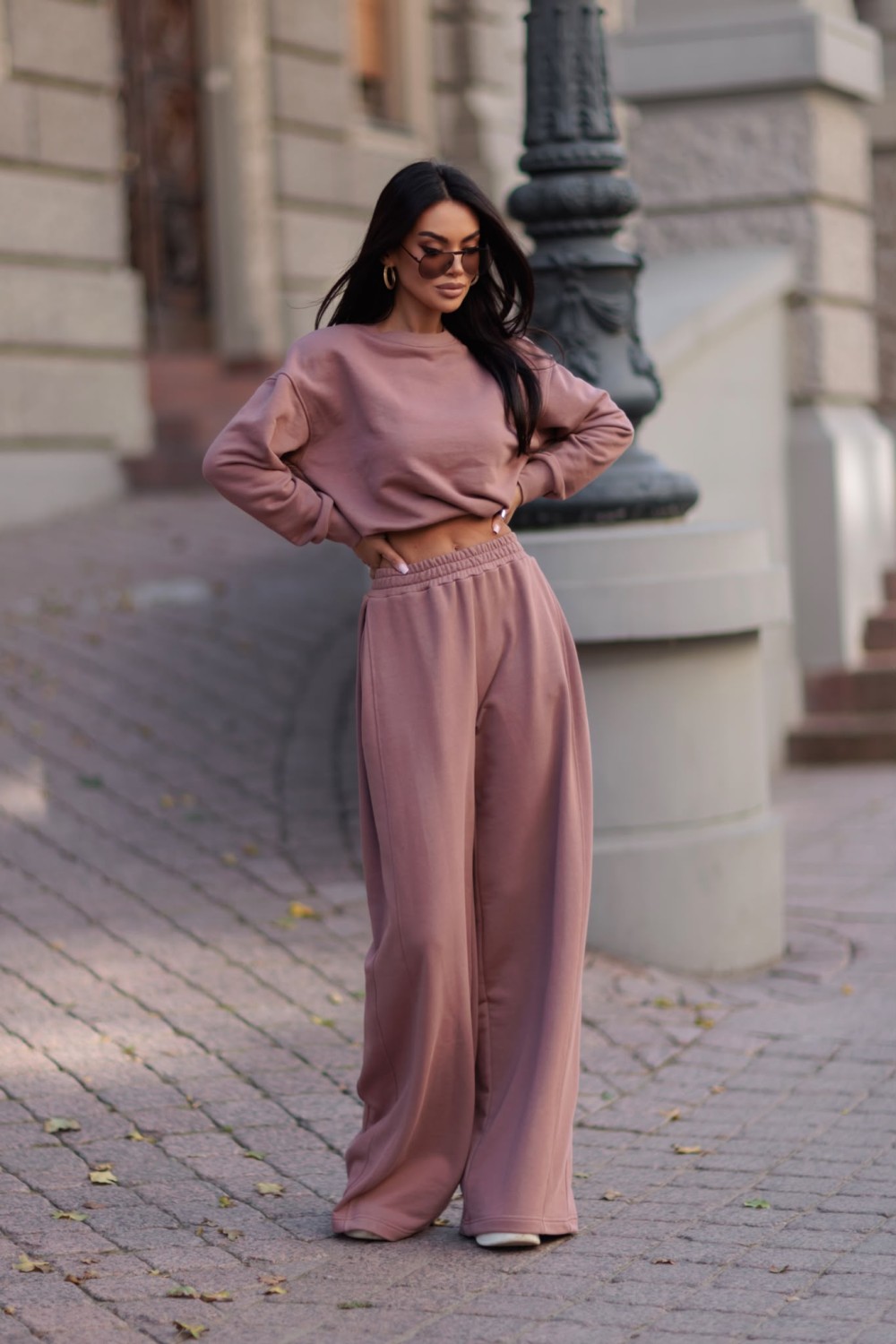 dres damski komplet szerokie spodnie z regulacją i bluza z poduszkami brązowy me gusta