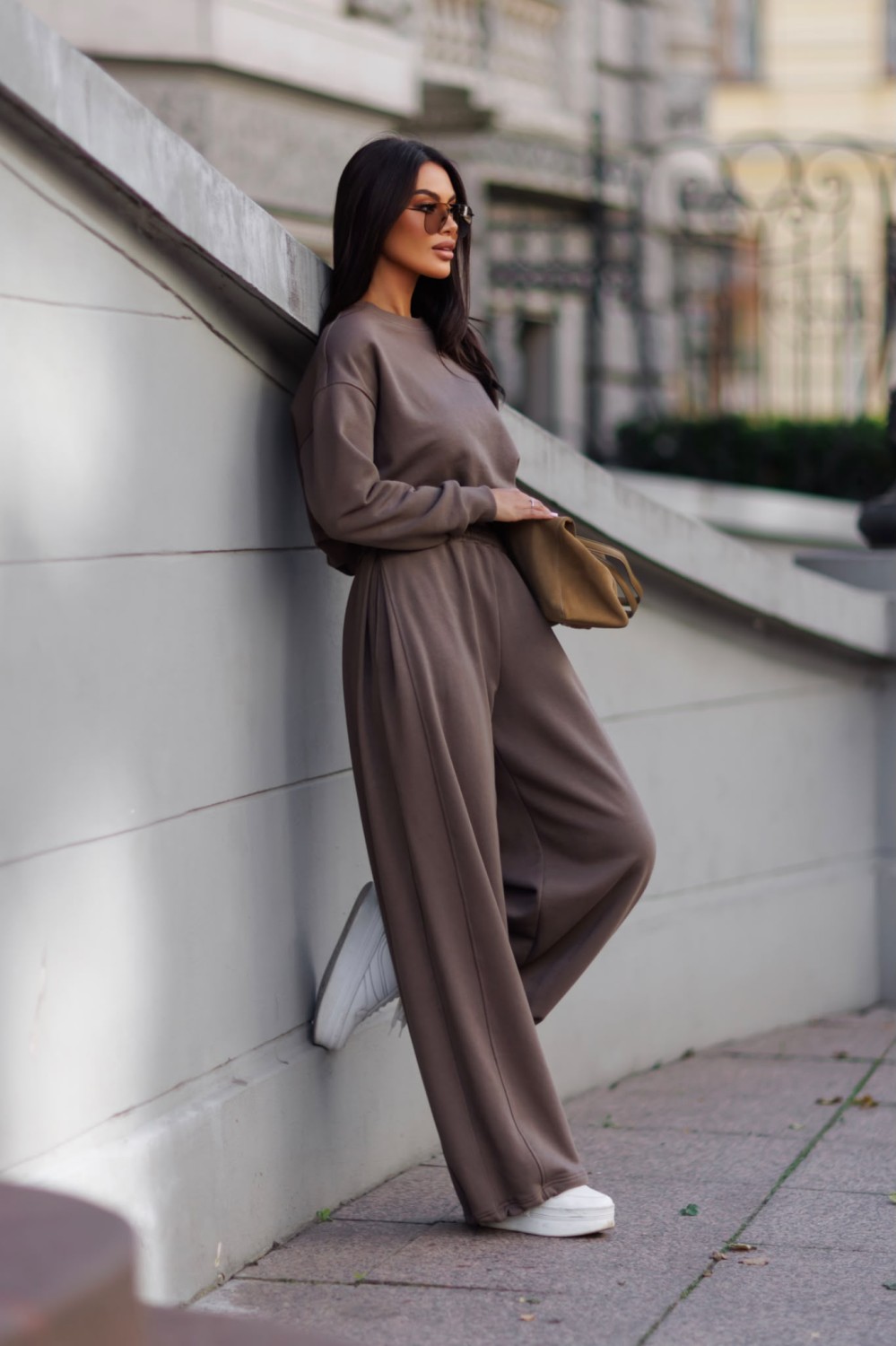 dres damski komplet szerokie spodnie z regulacją i bluza z poduszkami me gusta