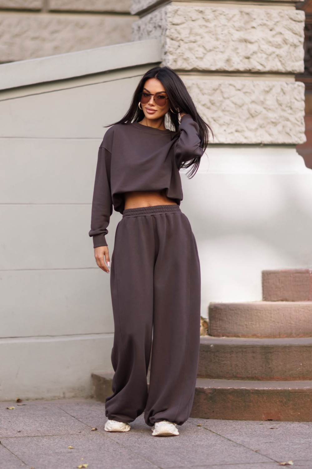 dres damski komplet szerokie spodnie z regulacją i bluza z poduszkami brązowy me gusta
