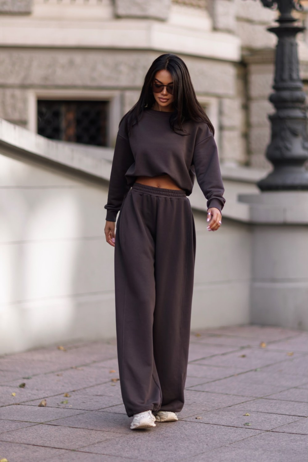 dres damski komplet szerokie spodnie z regulacją i bluza z poduszkami brązowy me gusta