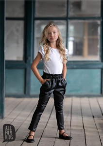 Czarne spodnie z eco skóry z falbanką All For Kids